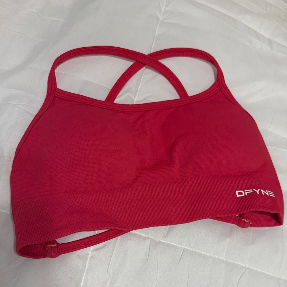 DFYNE Women's Vibrant Pink Sports Bra